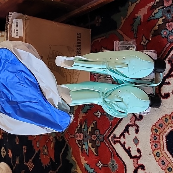 Mint green roller skates size 42/10.5.  Light up wheels. New - Picture 1 of 8